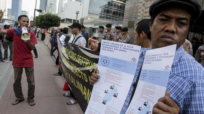 Jaringan Advokasi Tambang(JATAM) menggelar aksi di depan kantor Kedutaan Besar Japang di Jakarta, Jumat (8/9).