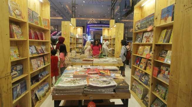 Aktivitas pengunjung di acara Indonesia International Book Fair di Jakarta Convention Center (JCC), Jakarta, Sabtu (9/9/2017). [Suara.com/Oke Atmaja]