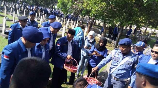HUT Demokrat, Sylviana Murni Pimpin Kader Ziarahi TMP Kalibata