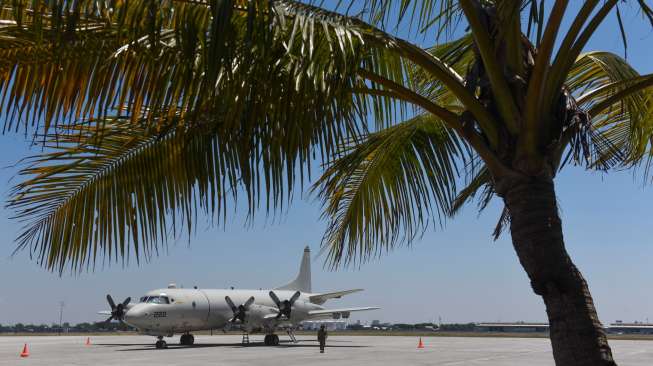 Pesawat P-3C Orion milik US Navy bersiap terbang dalam latihan patroli bersama TNI AL di perairan Laut Jawa di Base Ops Puspenerbal, Juanda Sidoarjo, Jawa Timur, Sabtu (9/9/2017). [Antara/Zabur Karuru]