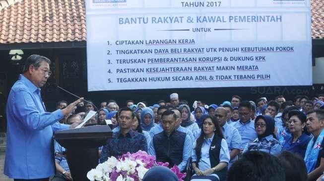 Ketua Umum Partai Demokrat, Susilo Bambang Yudhoyono (SBY), ketika menyampaikan pidato politik dalam peringatan HUT ke-16 Partai Demokrat di Puri Cikeas, Bogor, Jawa Barat, Sabtu (9/9/2017). [Suara.com/Oke Atmaja]