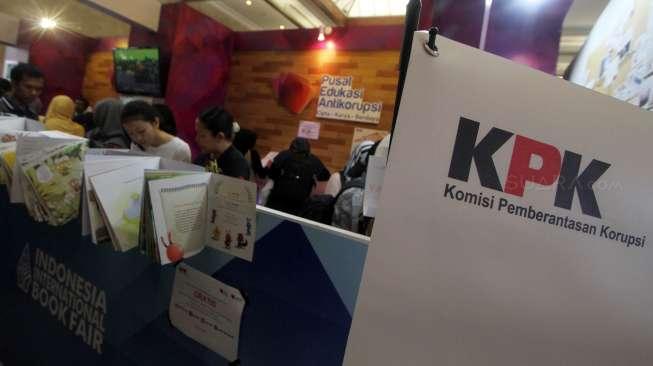 Sejumlah pengunjung melihat-lihat buku dan bahan informasi yang dipajang di stan KPK pada pameran Indonesia International Book Fair (IIBF) 2017 di Jakarta Convention Center (JCC), Sabtu (9/9/2017). [Suara.com/Oke Atmaja]