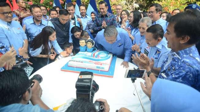 Ketua Umum Partai Demokrat, Susilo Bambang Yudhoyono (SBY), meniup lilin dalam acara peringatan HUT ke-16 Partai Demokrat di Puri Cikeas, Bogor, Jawa Barat, Sabtu (9/9/2017). [Suara.com/Oke Atmaja]