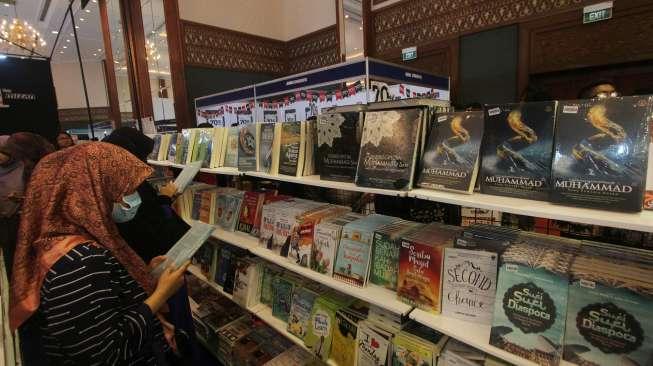 Pengunjung tampka mengamati sejumlah buku yang dijual pada salah satu stan Indonesia International Book Fair di Jakarta Convention Center (JCC), Jakarta, Sabtu (9/9/2017). [Suara.com/Oke Atmaja]