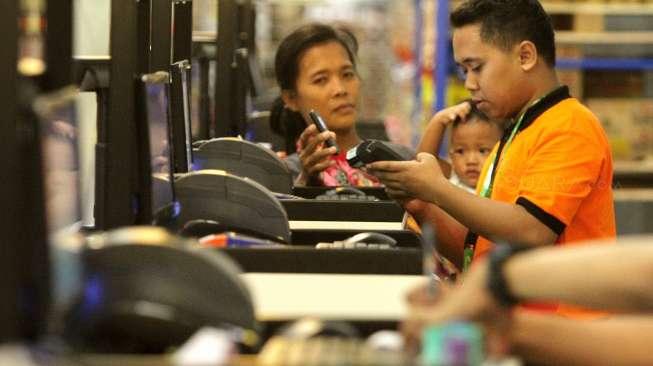 Aktivitas di pasar perkulakan atau pusat penjualan langsung komoditas pangan JakGrosir di Pasar Induk Kramatjati, Jakarta Timur, Sabtu (9/9/2017). [Suara.com/Oke Atmaja]