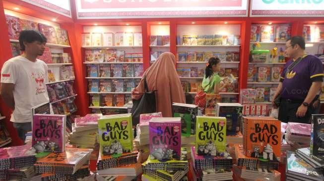 Sejumlah pengunjung terlihat mengamati buku yang dijual pada salah satu stan Indonesia International Book Fair di Jakarta Convention Center (JCC), Jakarta, Sabtu (9/9/2017). [Suara.com/Oke Atmaja]
