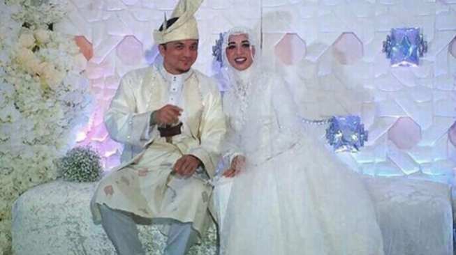 Unik, Ada Prosesi Tarik-tarikan Ayam di Nikah Laudya C.Bella