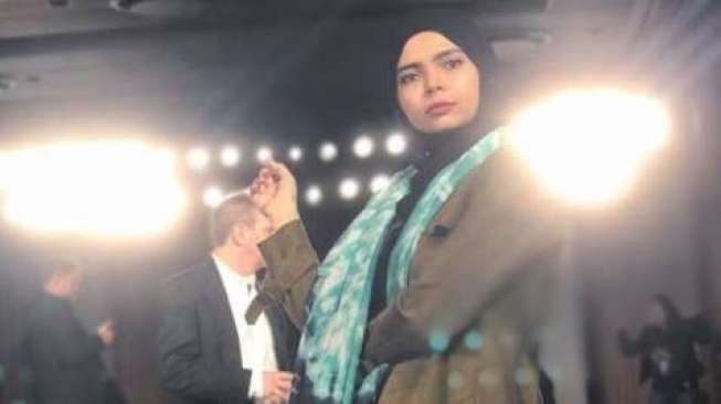 Desainer Vivi Zubedi Kritik Presiden Trump di NYFW 2017