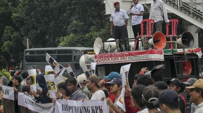 Aliansi Pendukung KPK melakukan aksi di depan gedung KPK, Jakarta, Senin (11/9).