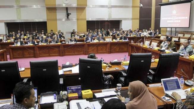 Menteri Luar Negeri Retno Marsudi menghadiri rapat kerja dengan Komisi I DPR RI di kompleks Parlemen, Senayan, Jakarta, Senin (11/8).