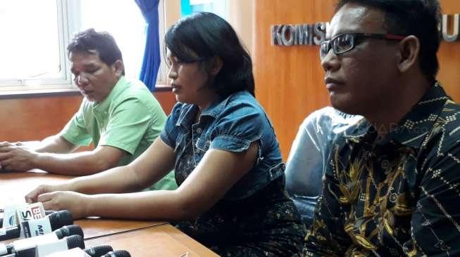 Orangtua Bayi Debora didampingi Komisioner Bidang Hak Sipil dan Patrisipasi Anak KPAI, Jasra Putra di Kantor KPAI, Jakarta Pusat, Senin (11/9/2017). (Suara.com/Risna)