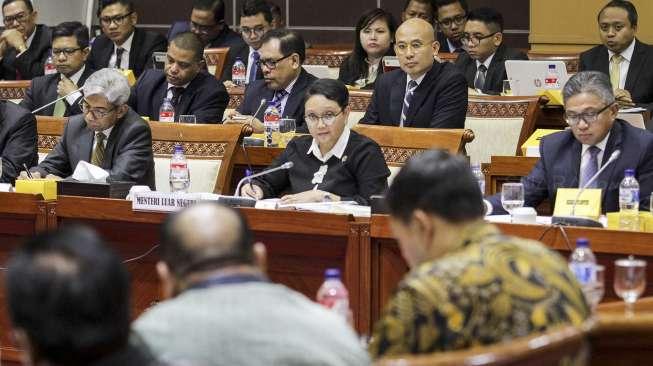 Menteri Luar Negeri Retno Marsudi menghadiri rapat kerja dengan Komisi I DPR RI di kompleks Parlemen, Senayan, Jakarta, Senin (11/8).