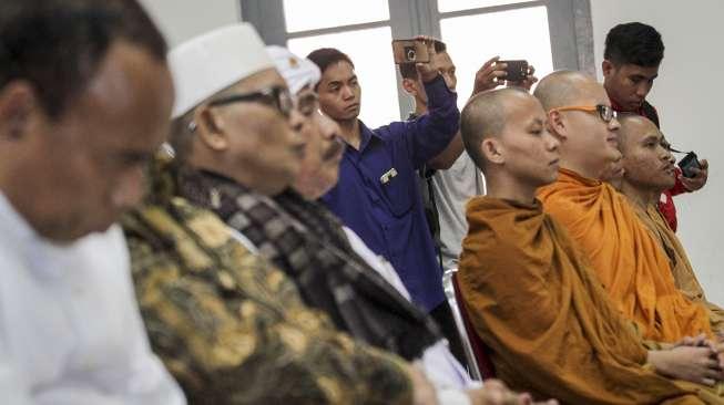 Aksi doa lintas agama dan deklarasi solidaritas untuk Rohingya di Museum Kebangkitan Nasional, Jakarta, Selasa (12/9).