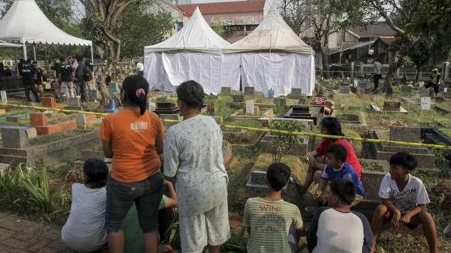 Petugas forensik Polda Metro Jaya membongkar makam korban pencuri vape bernama Abi Qowi Suparto (20th) di kompleks pemakaman Karet Kebembem, Jakarta, Selasa (12/9).