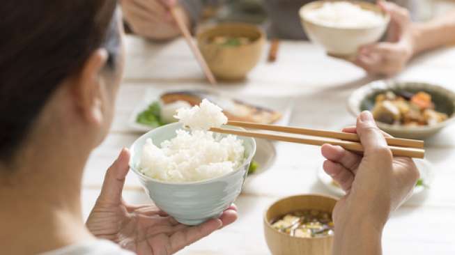 Ilustrasi seseorang makan nasi (Shutterstock)
