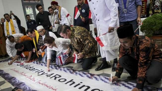 Aksi doa lintas agama dan deklarasi solidaritas untuk Rohingya di Museum Kebangkitan Nasional, Jakarta, Selasa (12/9).