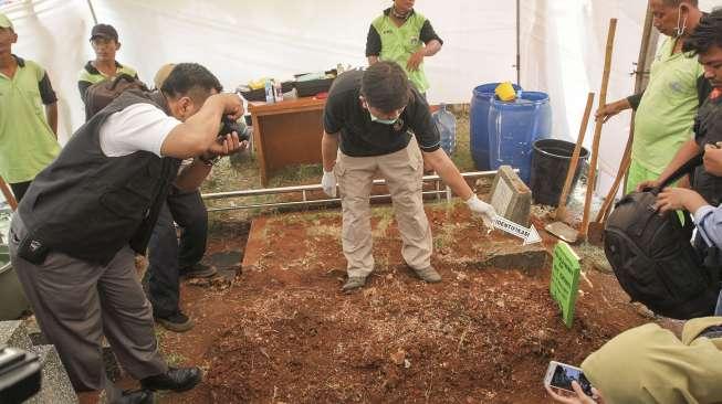 Polisi Bongkar Makam Abi Qowi