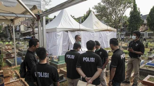 Petugas forensik Polda Metro Jaya membongkar makam korban pencuri vape bernama Abi Qowi Suparto (20th) di kompleks pemakaman Karet Kebembem, Jakarta, Selasa (12/9).