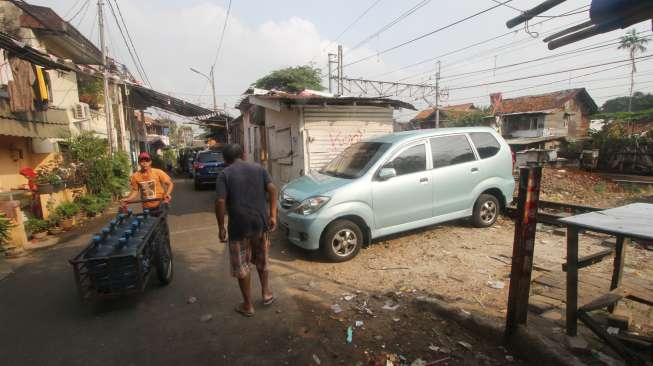 Kendaraan yang terparkir di Jalan Menteng Jaya, Jakarta, Selasa (12/9).