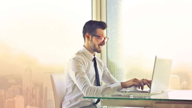 Duduk terlalu lama banyak dilakukan oleh pekerja kantoran. (Shutterstock)