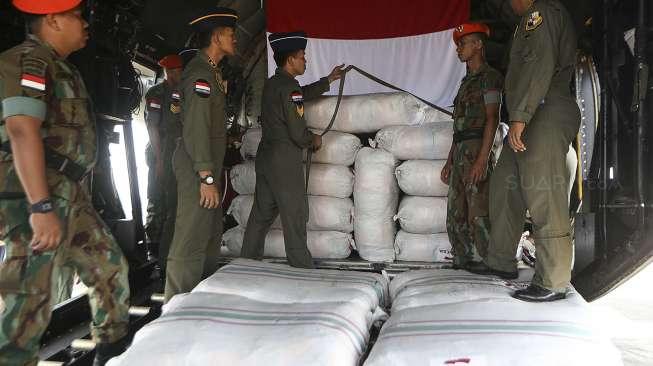 Presiden Joko Widodo melepas penerbangan pertama bantuan kemanusiaan dari Indonesia untuk pengungsi Rohingya di Base Ops, Pangkalan TNI AU Halim Perdanakusuma, Jakarta, Rabu (13/9).