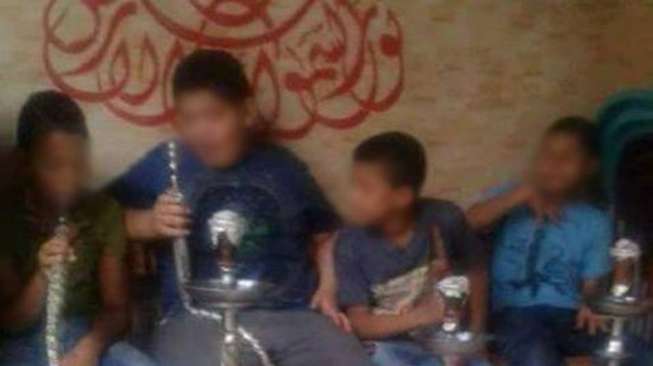 Anak-anak menghisap shisha. [Al Arabiya]