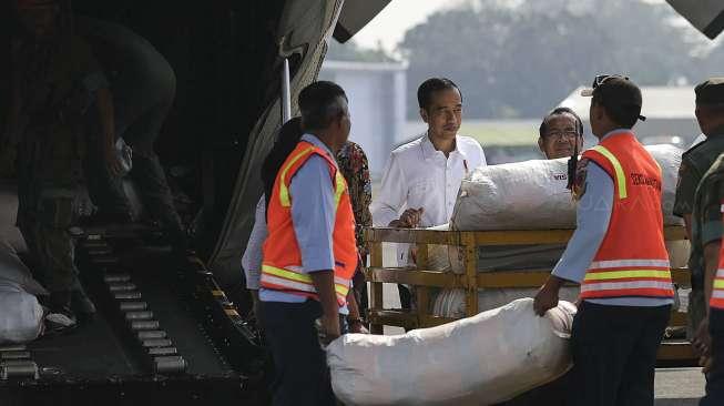 Diangkut oleh 4 pesawat Hercules.  