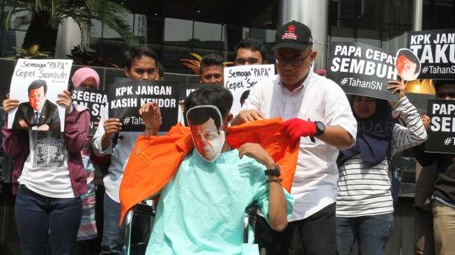 Koalisi Masyarakat Sipil Anti Korupsi melakukan aksi di depan Gedung KPK, Jakarta, Kamis (14/9).