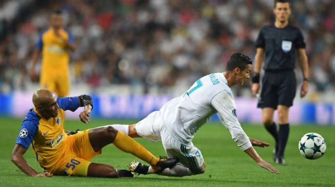 Punggawa Real Madrid Cristiano Ronaldo beraksi saat menghadapi APOEL Nicosia di laga perdana Madrid di Liga Champions 2017/18. Ini merupakan pertandingan pertama Ronaldo menyusul larangan berlaga di empat pertandingan La Liga [AFP]