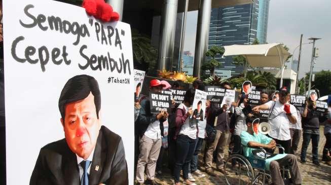 Koalisi Masyarakat Sipil Anti Korupsi melakukan aksi di depan Gedung KPK, Jakarta, Kamis (14/9).