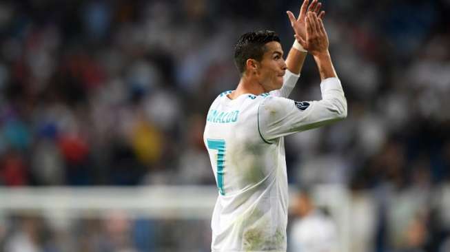 Punggawa Real Madrid Cristiano Ronaldo beraksi saat menghadapi APOEL Nicosia di laga perdana Madrid di Liga Champions 2017/18. Ini merupakan pertandingan pertama Ronaldo menyusul larangan berlaga di empat pertandingan La Liga [AFP]