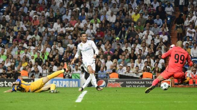 Punggawa Real Madrid Cristiano Ronaldo beraksi saat menghadapi APOEL Nicosia di laga perdana Madrid di Liga Champions 2017/18. Ini merupakan pertandingan pertama Ronaldo menyusul larangan berlaga di empat pertandingan La Liga [AFP]