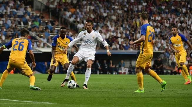 Punggawa Real Madrid Cristiano Ronaldo beraksi saat menghadapi APOEL Nicosia di laga perdana Madrid di Liga Champions 2017/18. Ini merupakan pertandingan pertama Ronaldo menyusul larangan berlaga di empat pertandingan La Liga [AFP]