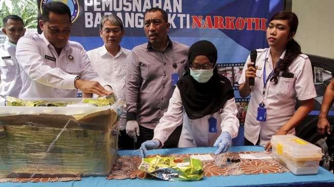 Kepala Badan Narkotika Nasional (BNN) Irjen Pol. Budi Waseso memimpin pemusnahan barang bukti narkotika golongan I jenis sabu, di Jakarta, Kamis (14/9).