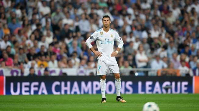Punggawa Real Madrid Cristiano Ronaldo beraksi saat menghadapi APOEL Nicosia di laga perdana Madrid di Liga Champions 2017/18. Ini merupakan pertandingan pertama Ronaldo menyusul larangan berlaga di empat pertandingan La Liga [AFP]