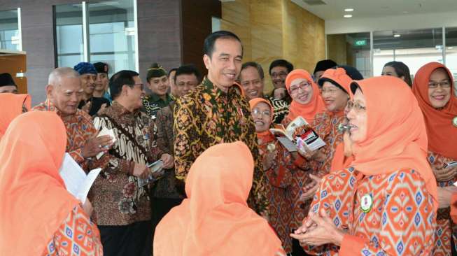 Ibu-ibu di Perpustakaan Nasional Nyanyikan Lagu Ini Untuk Jokowi