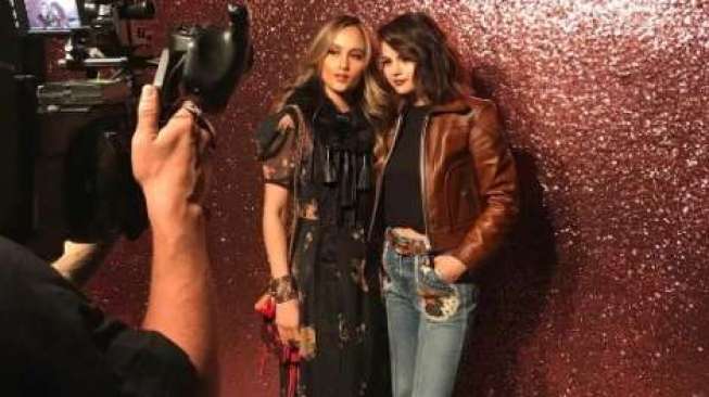 Cinta Laura dan Selena Gomez bertemu di coach runway New York Fashion Week. [Instagram @claurakiehl]