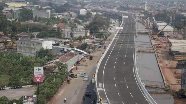 Pekerja menyelesaikan pembangunan Jalan Tol Bekasi Cawang Kampung Melayu (Becakayu), di kawasan Kalimalang, Jakarta Timur, Jumat (15/9).