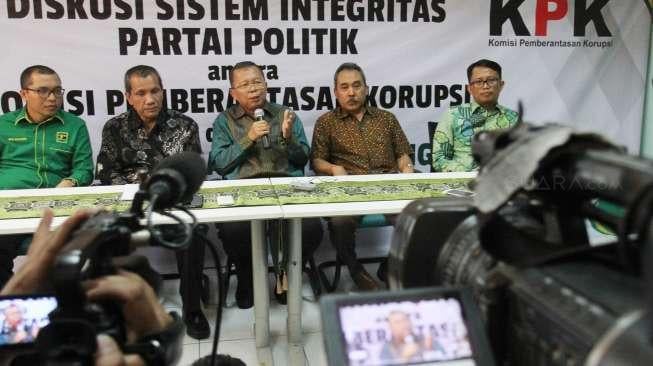 Deputi pencegahan KPK,  Pahala Naingolan bersama Peneliti Senior LIPI, melakukan pertemuan dengan Sekjen PPP, Arsul Sani di kantor DPP PPP, Jakarta, Jumat (15/9).