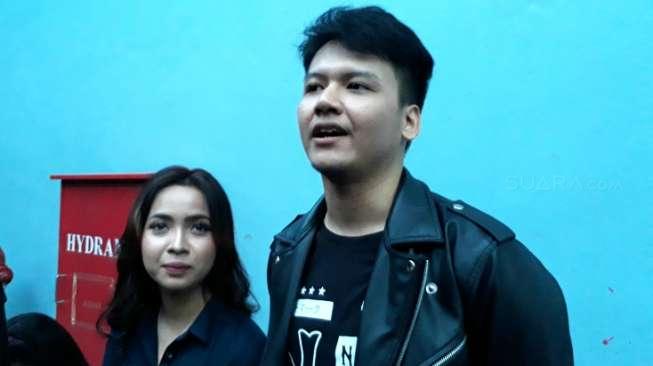 Ilham Smash dan Nadine Syahria di Studio Rumpi, Jalan Kapten Tendean, Jakarta Selatan, Kamis (14/9/2017) [suara.com/Puput Pandansari]