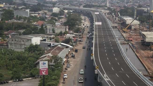 Pekerja menyelesaikan pembangunan Jalan Tol Bekasi Cawang Kampung Melayu (Becakayu), di kawasan Kalimalang, Jakarta Timur, Jumat (15/9).