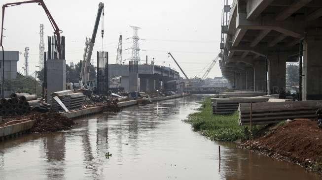 Pekerja menyelesaikan pembangunan Jalan Tol Bekasi Cawang Kampung Melayu (Becakayu), di kawasan Kalimalang, Jakarta Timur, Jumat (15/9).