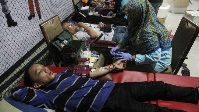 Donor darah di LTC Glodok, Jakarta, Sabtu (16/9).