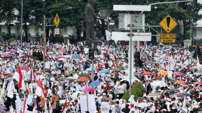 Ribuan massa melakukan aksi bela Rohingya di Bundaran Patung Kuda, Jakarta, Sabtu (16/9).