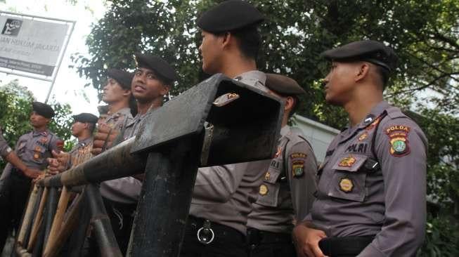 Polisi berjaga di depan Kantor YLBHI, Jakarta, Sabtu (16/9).