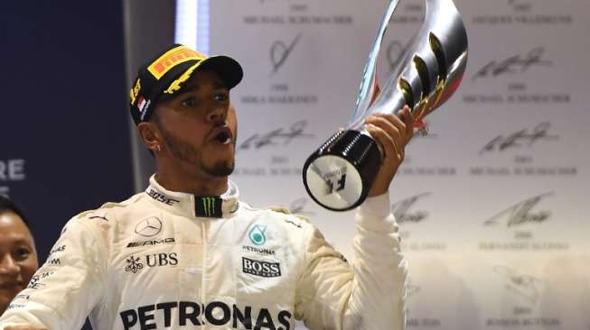 Vettel Terlibat Kecelakaan, Hamilton Juarai GP Singapura