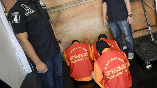 Dirkrimsus Polda Metro Jaya merilis pelaku kasus pornografi anak berbasis media sosial di Jakarta, Minggu (17/9/2017).