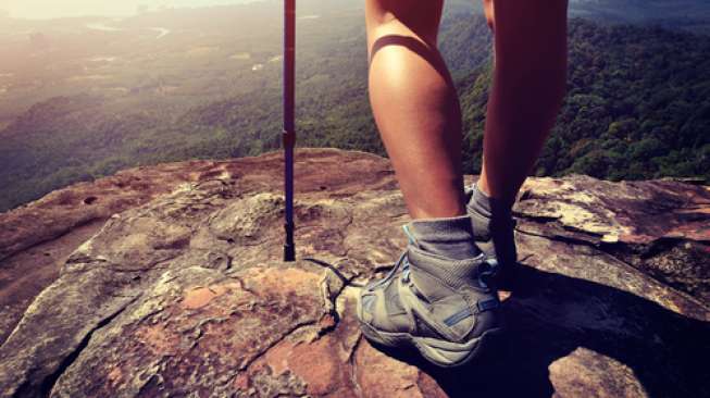 Bikin Takjub, Lelaki Ini Naik Gunung Ditemani Ibunya