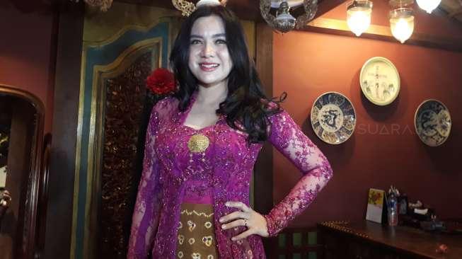 Menikah Vicky  Shu  Pakai Kebaya  Rancangan Anne Avantie