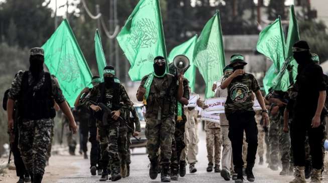 Para pejuang Ezzedine al-Qassam Brigades, sayap militer Hamas, berbaris di kota Khan Yunis, Gaza pada 15 September. [AFP/Said Khatib]